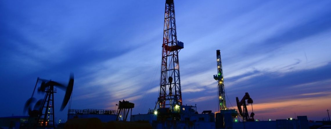 Alt text: Twilight over an oil drilling rig, evoking the resource-sector employer in the Leschuk constructive dismissal case
