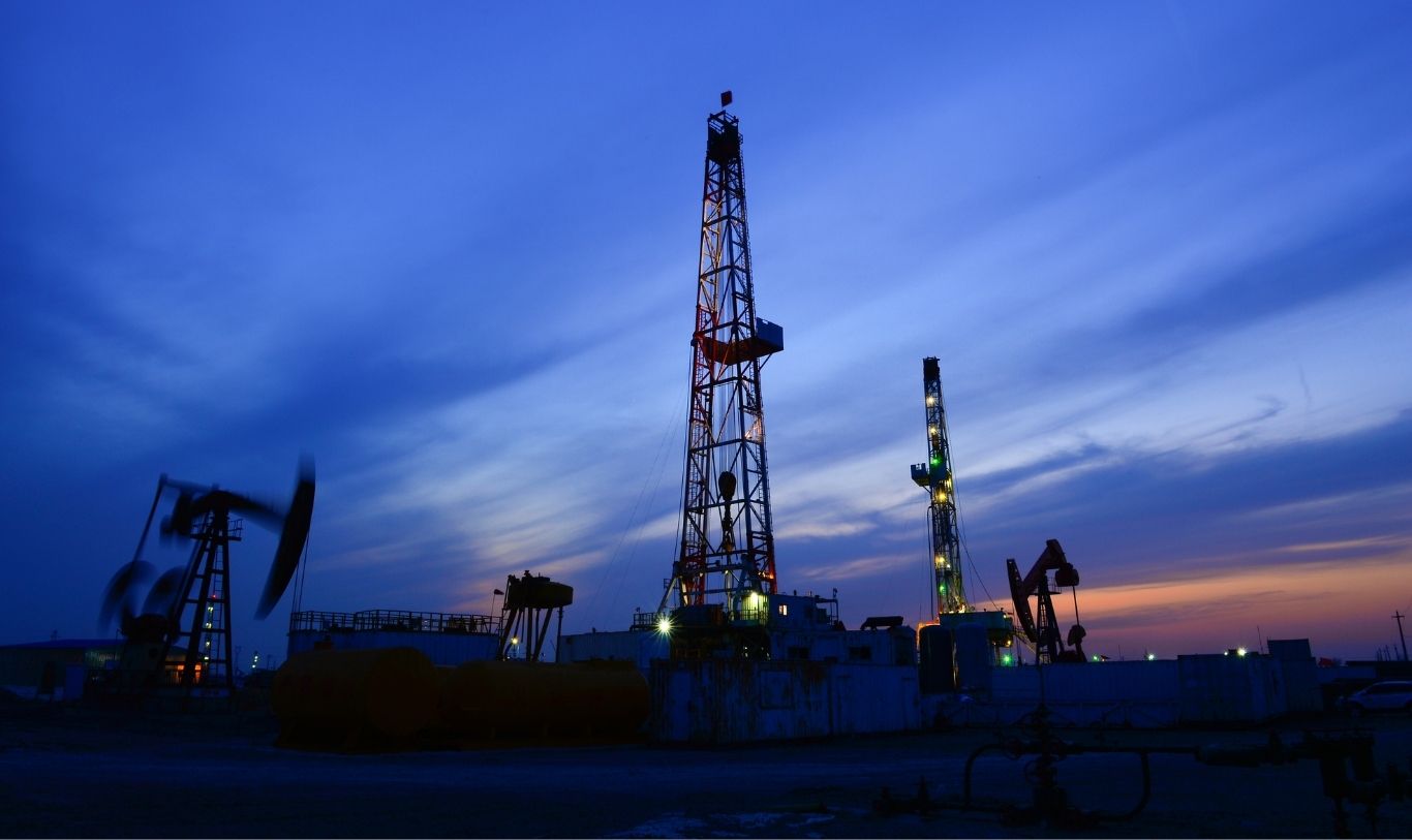 Alt text: Twilight over an oil drilling rig, evoking the resource-sector employer in the Leschuk constructive dismissal case